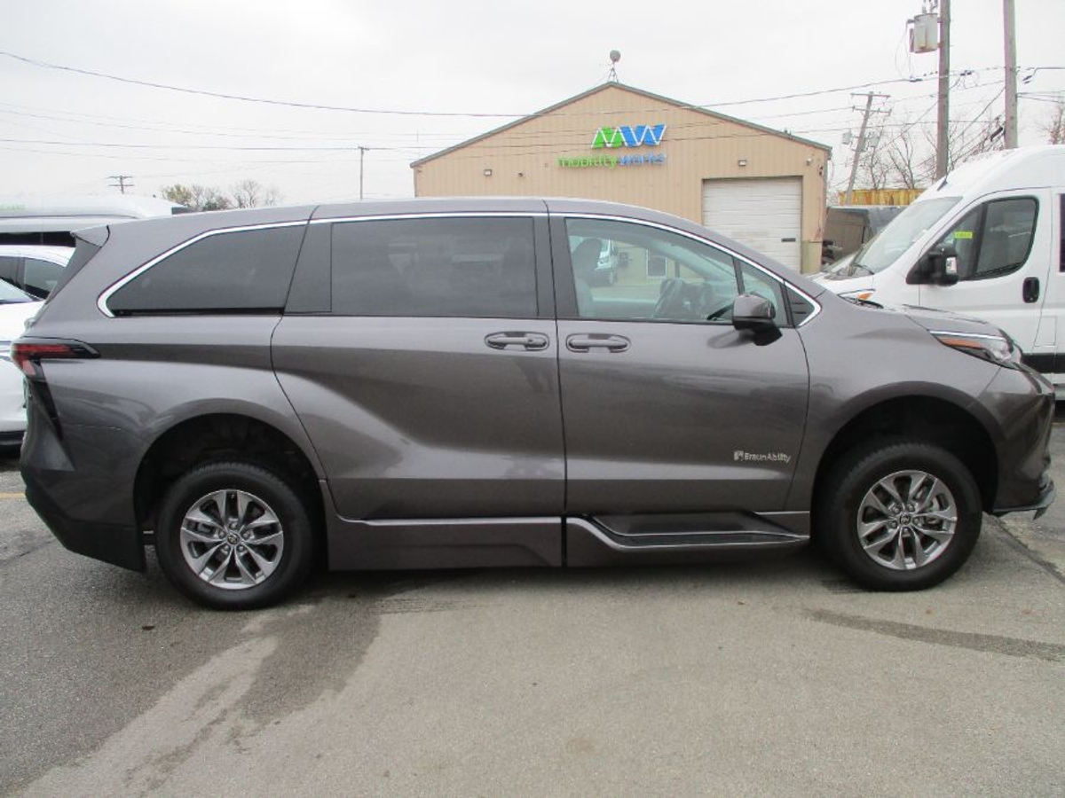 2023 TOYOTA SIENNA - Image 5