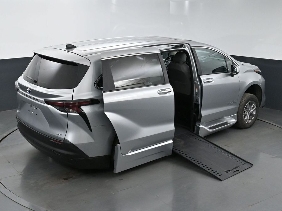New 2025 Toyota Sienna Hybrid XLE Base - BraunAbility Side Entry Entry In Floor Automatic Ramp