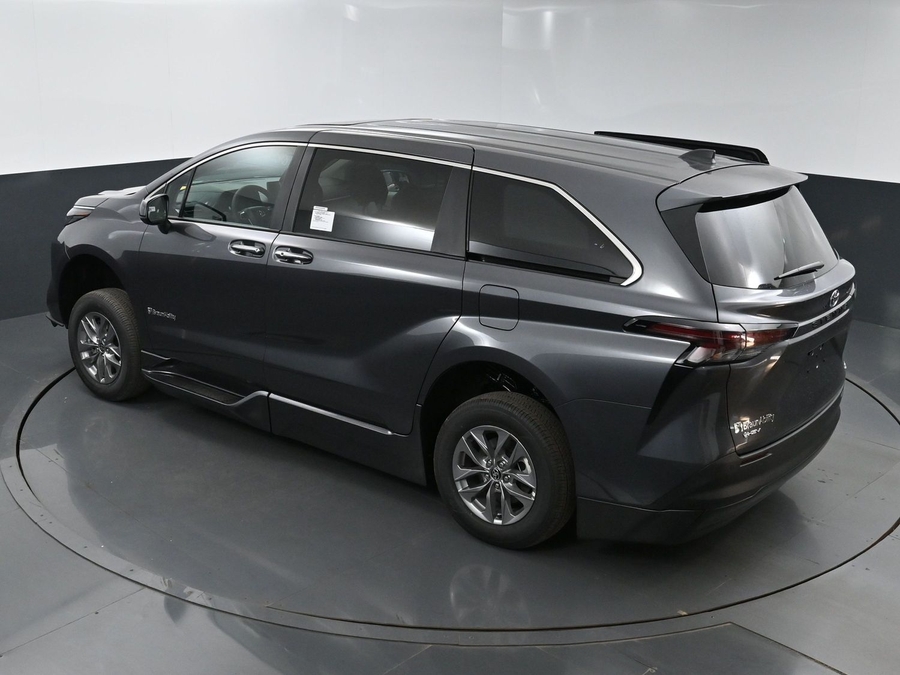 New 2025 Toyota Sienna Hybrid XLE Base - BraunAbility Side Entry Entry Fold Out Automatic Ramp