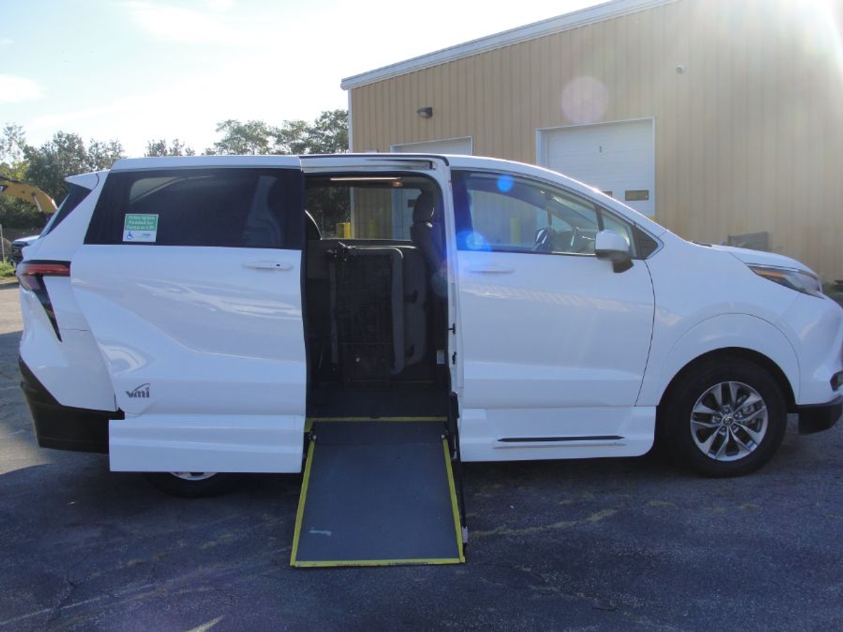 White Toyota Sienna image number 4