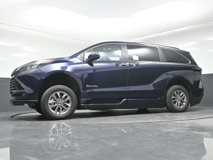 Blue Toyota Sienna image number 14