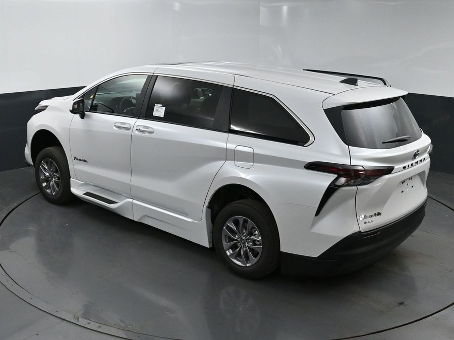 New 2025 Toyota Sienna Hybrid XLE Base - BraunAbility Side Entry Entry Fold Out Automatic Ramp
