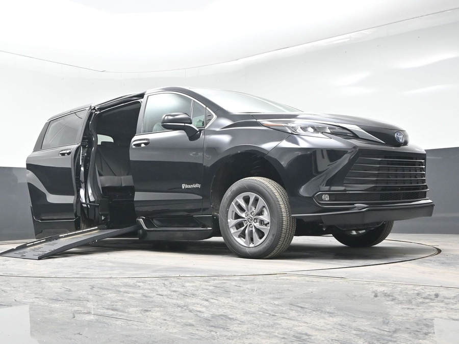 Black Toyota Sienna image number 18