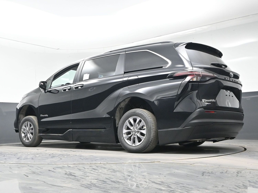 Black Toyota Sienna image number 20