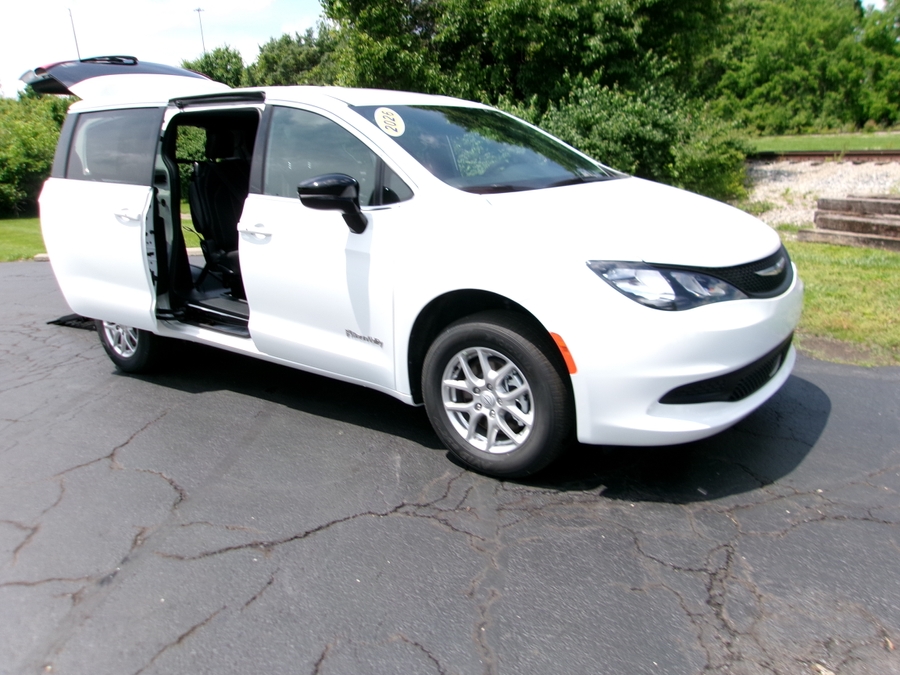 White Chrysler Voyager image number 10