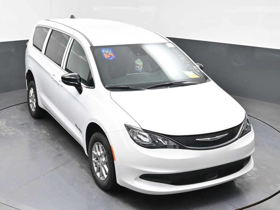 White Chrysler Voyager image number 21