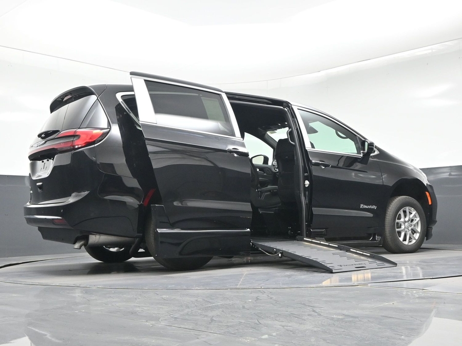Black Chrysler Pacifica image number 18