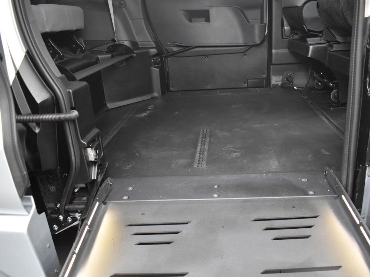 Silver Toyota Sienna image number 9