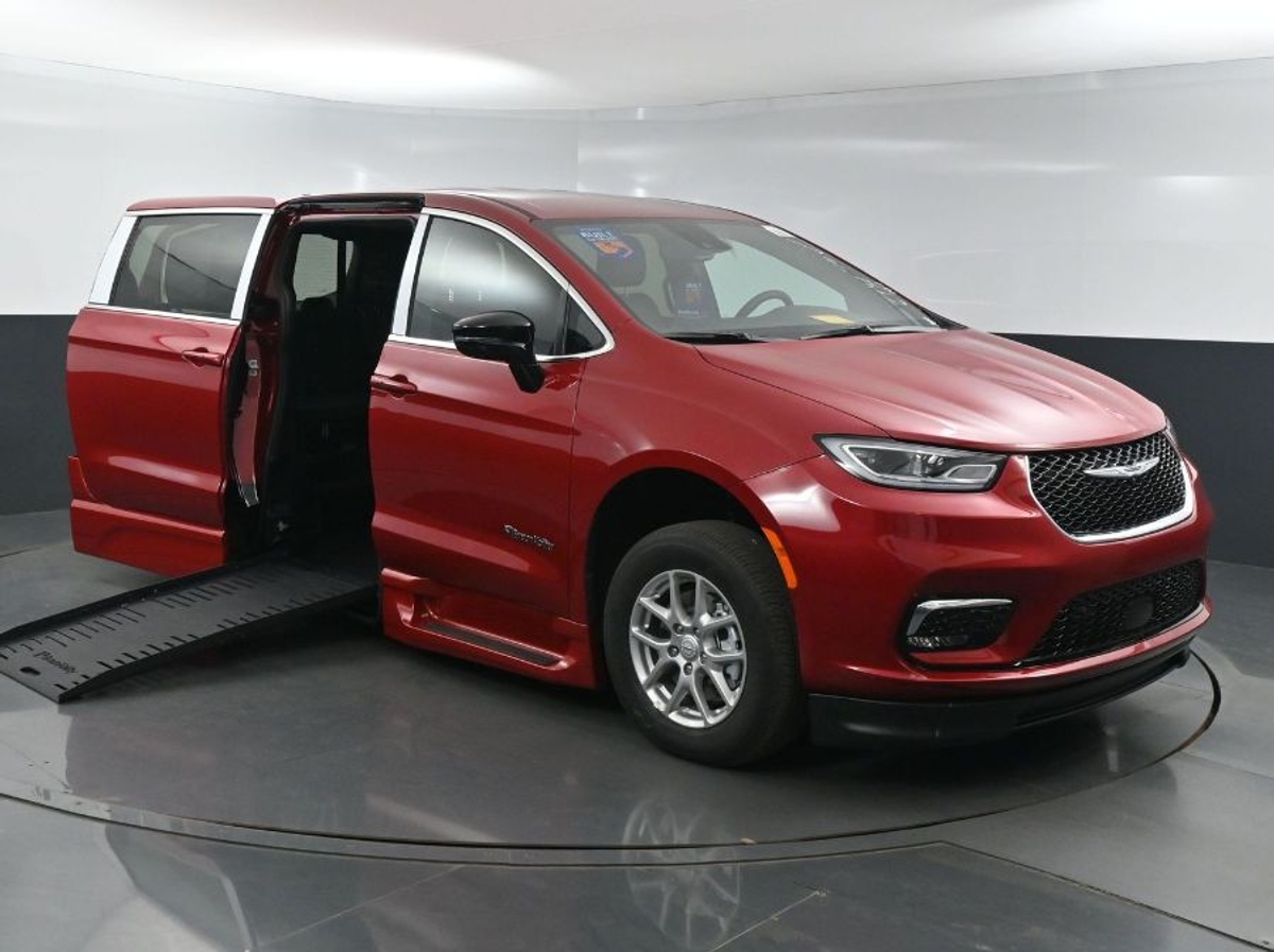 2025 Chrysler Pacifica Select's photo