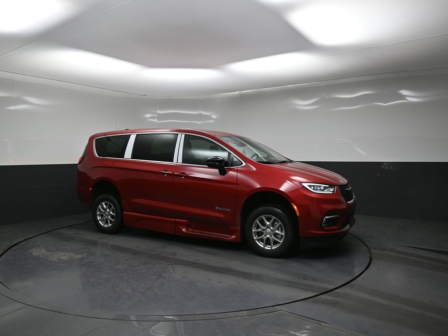 Red Chrysler Pacifica image number 17