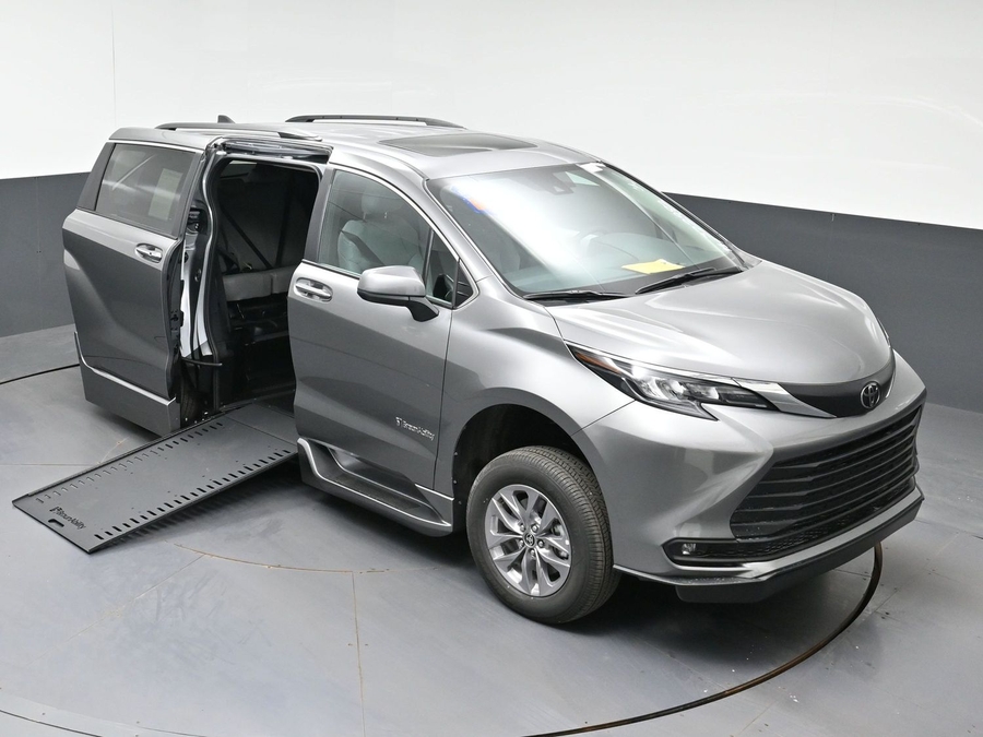 New 2026 Toyota Sienna Hybrid XLE Base - BraunAbility Side Entry In Floor Automatic Ramp