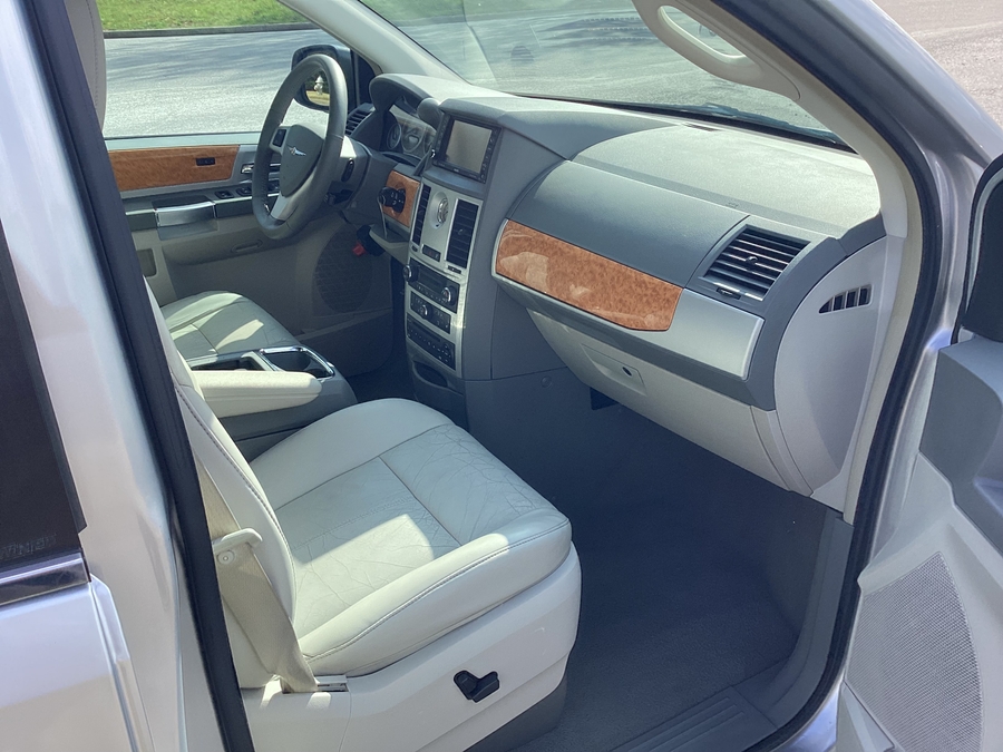  Chrysler Town and Country image number 17