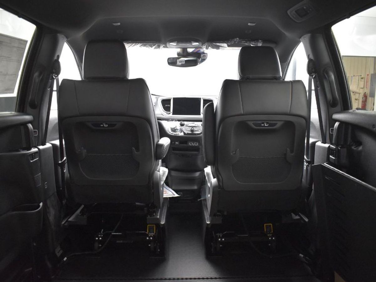 Black Chrysler Pacifica image number 7