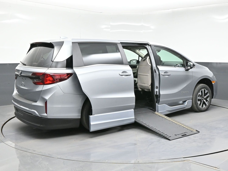 Silver Honda Odyssey image number 6