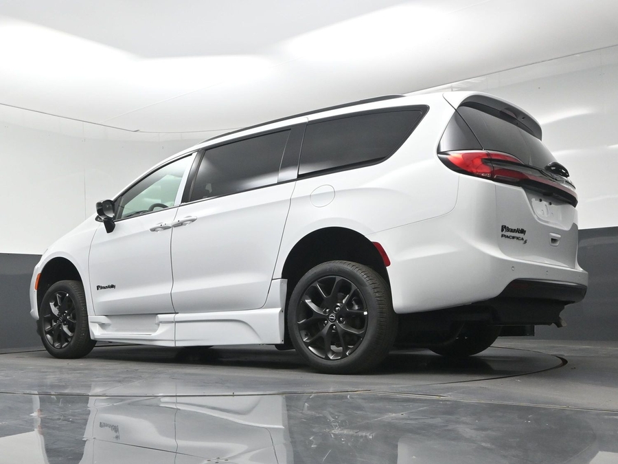 White Chrysler Pacifica image number 17