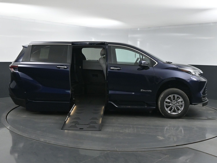 New 2025 Toyota Sienna Hybrid XLE Base - BraunAbility Side Entry Entry Fold Out Automatic Ramp