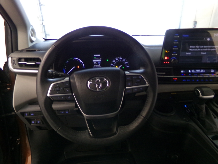 Orange Toyota Sienna image number 9