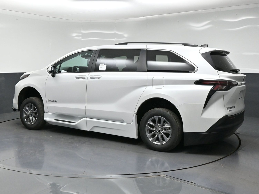 New 2026 Toyota Sienna Hybrid XLE Add - BraunAbility Side Entry In Floor Automatic Ramp