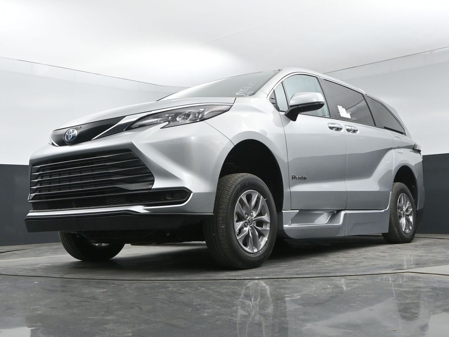 New 2025 Toyota Sienna Hybrid LE - BraunAbility Side Entry Entry Fold Out Automatic Ramp