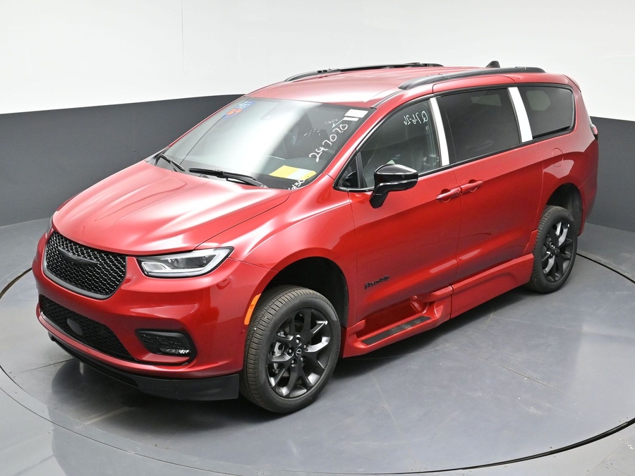 Red Chrysler Pacifica image number 19