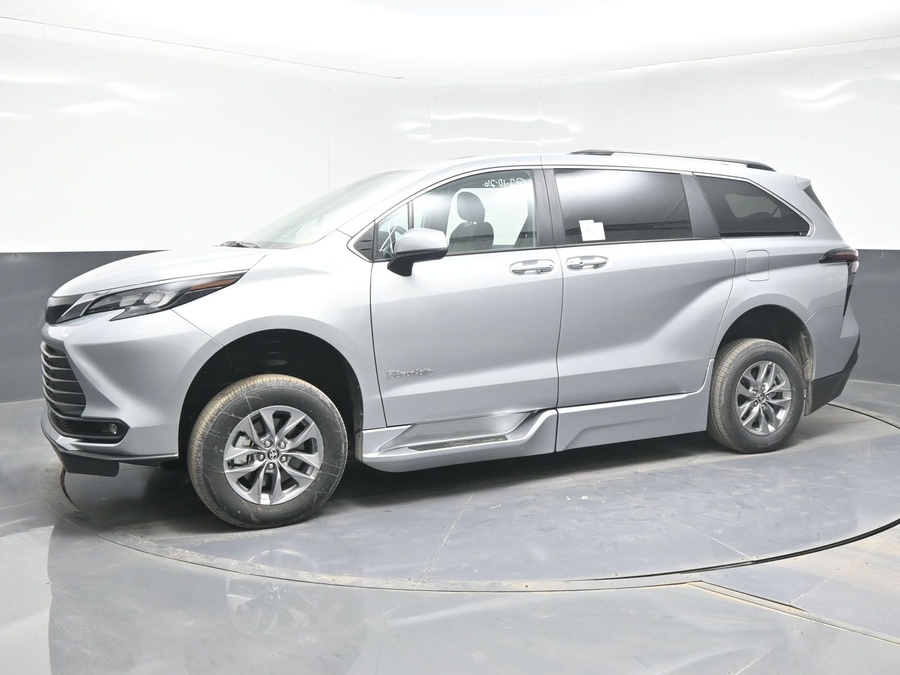 Silver Toyota Sienna image number 2