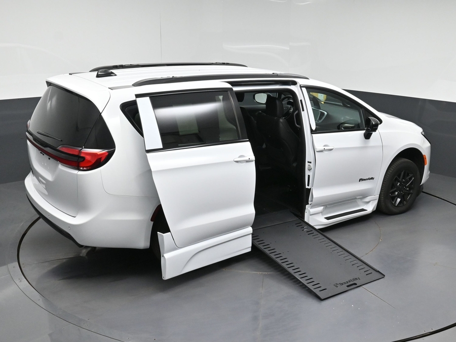New 2027 Chrysler Pacifica Select Sport - BraunAbility Side Entry In Floor Automatic Ramp