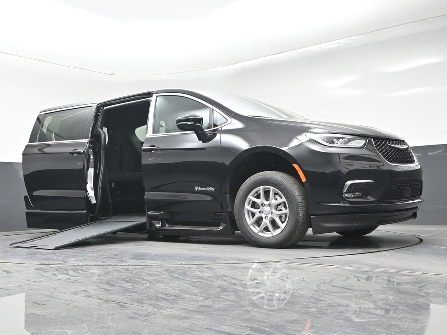Black Chrysler Pacifica image number 14