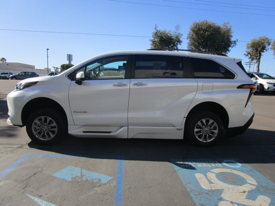 Used 2022 Toyota Sienna Hybrid XLE Base - BraunAbility Side Entry Entry Fold Out Automatic Ramp