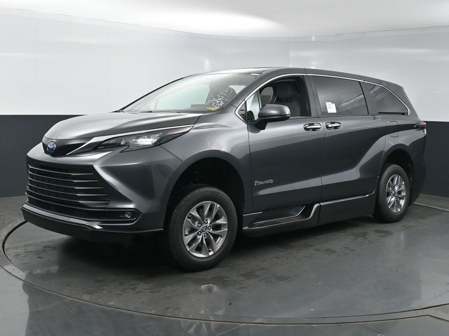 New 2025 Toyota Sienna Hybrid XLE Base - BraunAbility Side Entry Entry Fold Out Automatic Ramp