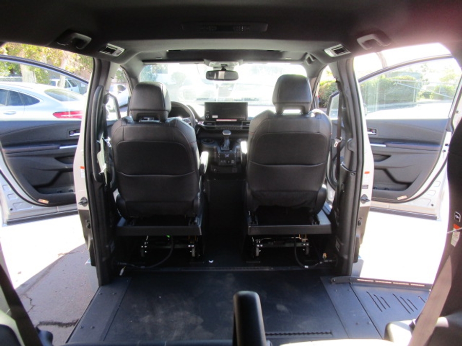 New 2025 Toyota Sienna Hybrid XSE - BraunAbility Side Entry Entry Fold Out Automatic Ramp