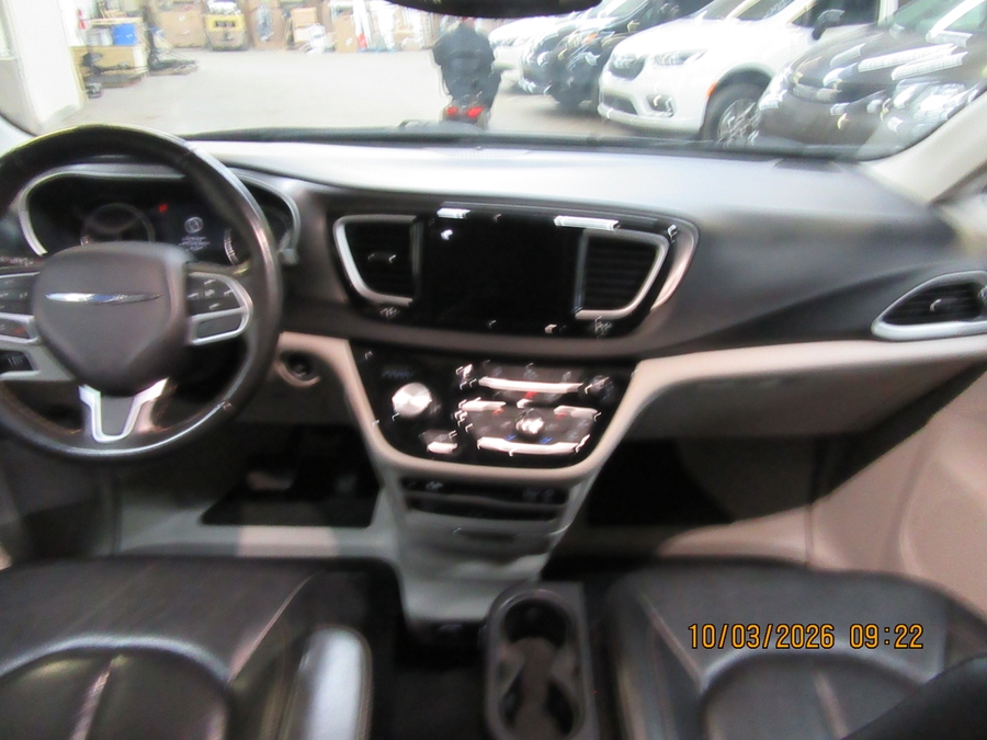 Grey Chrysler Pacifica image number 20