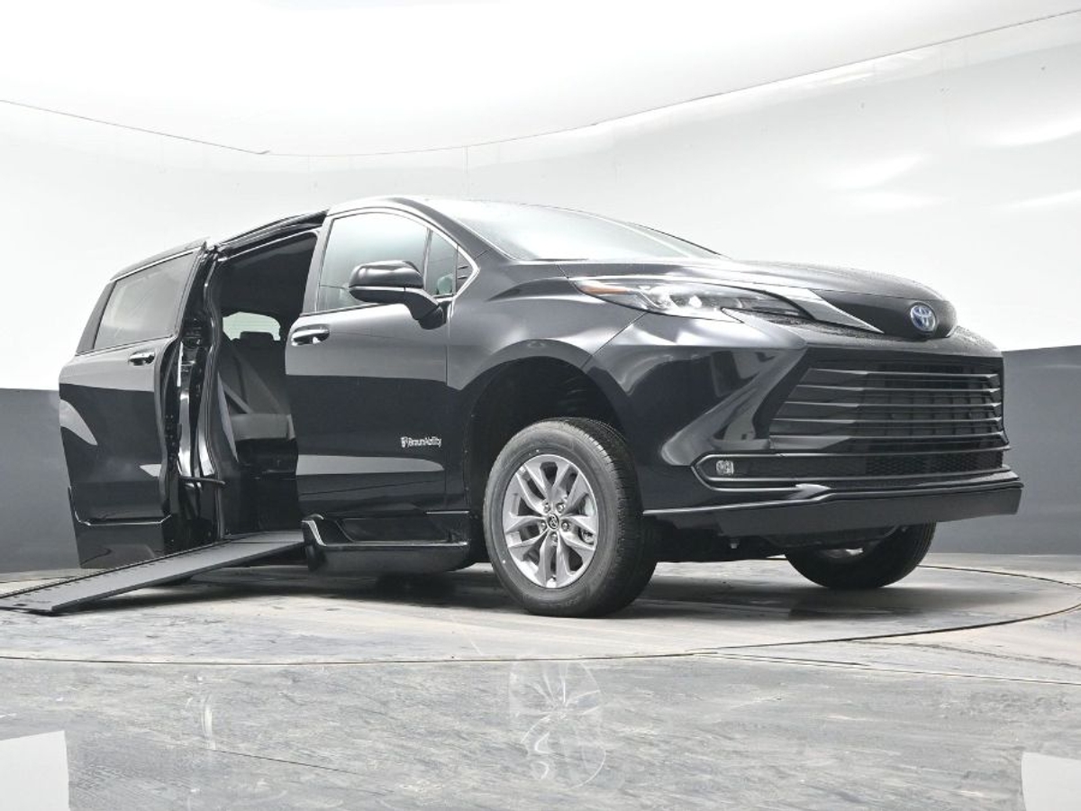 Black Toyota Sienna image number 22