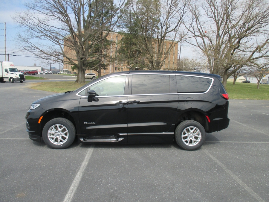 Black Chrysler Pacifica image number 2