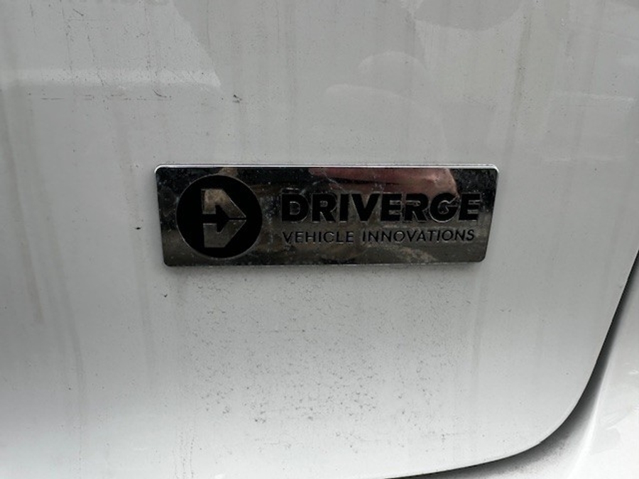 White Chrysler Voyager image number 9