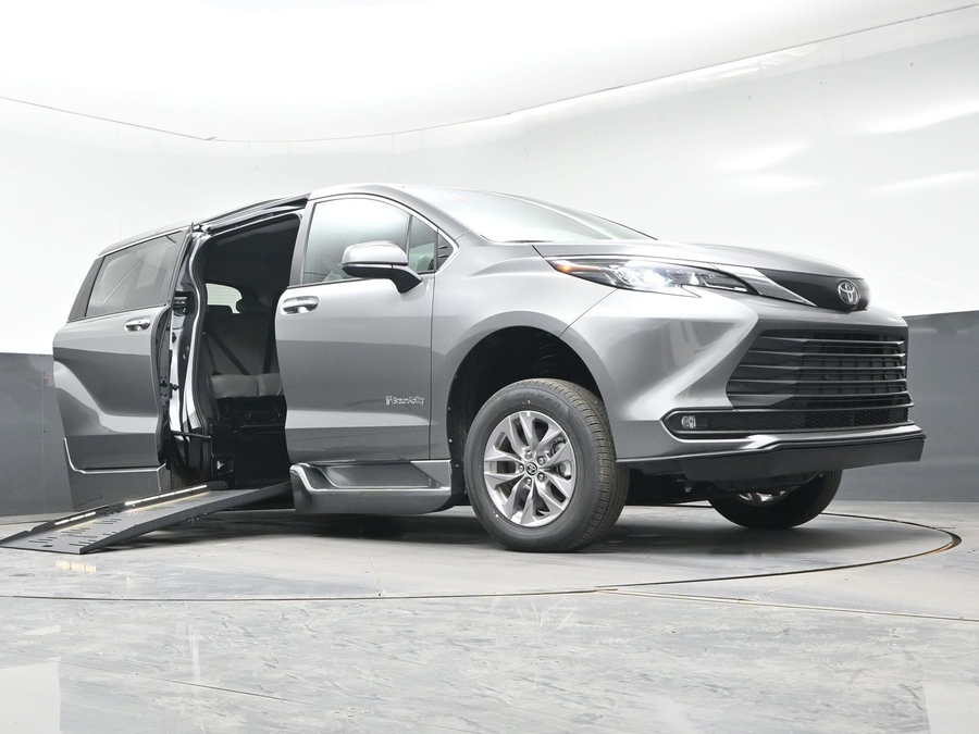 Grey Toyota Sienna image number 17
