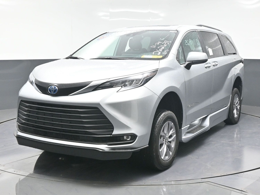 New 2025 Toyota Sienna Hybrid XLE Plus - BraunAbility Side Entry Entry Fold Out Automatic Ramp