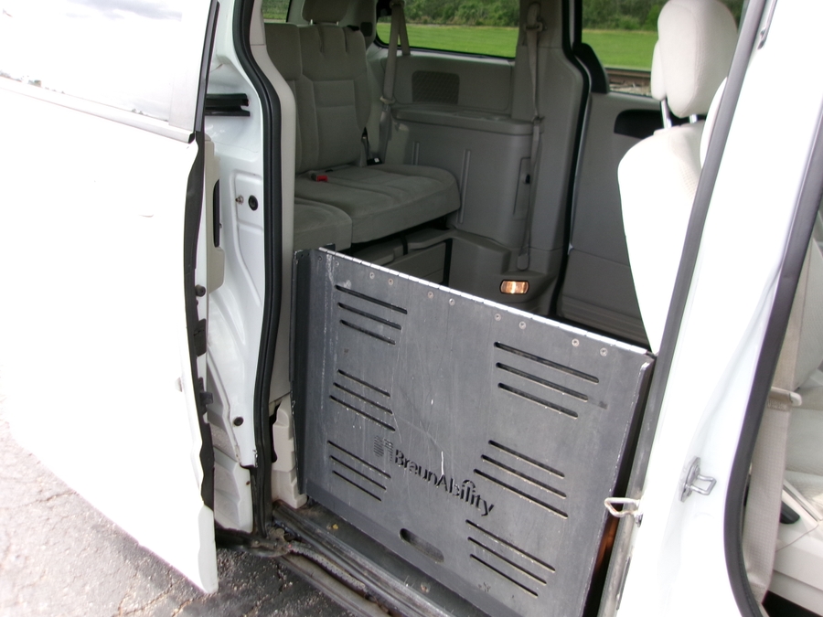 White Dodge Grand Caravan image number 1