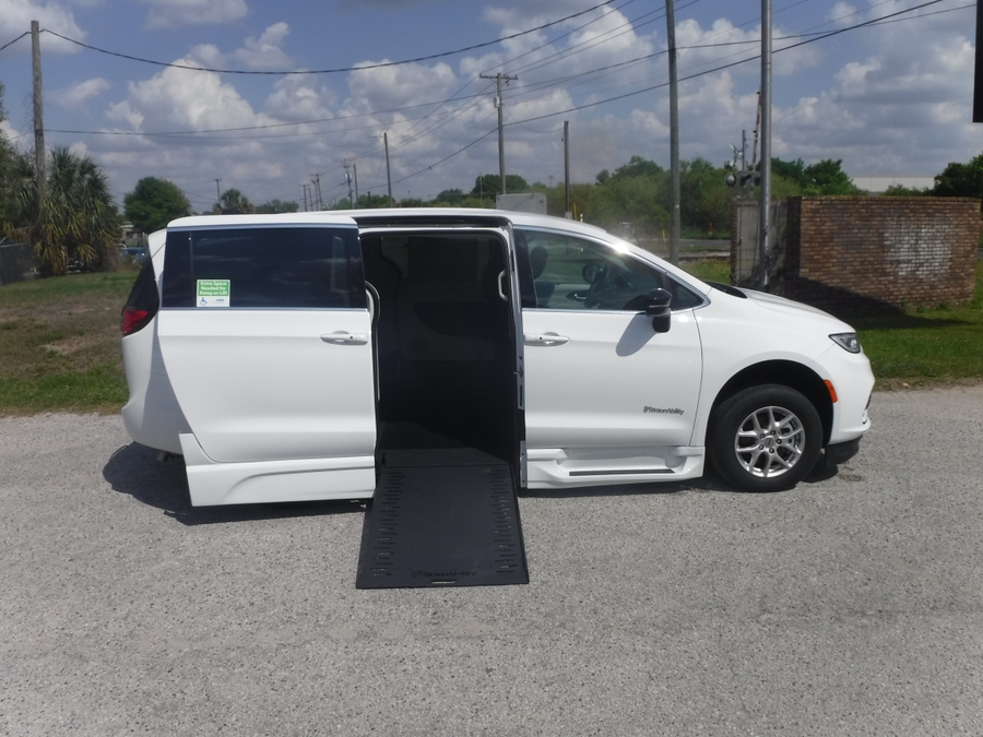 White Chrysler Pacifica image number 8