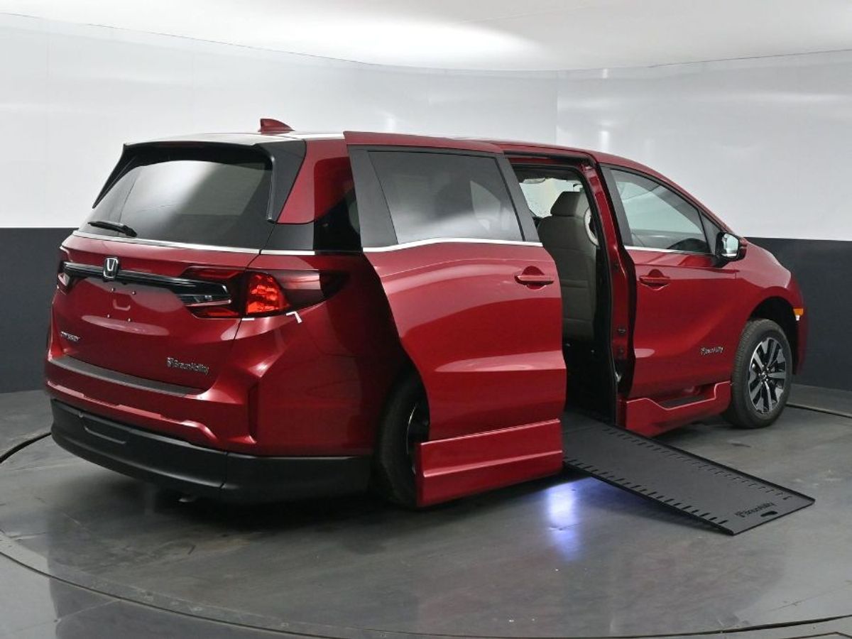 Red Honda Odyssey image number 6
