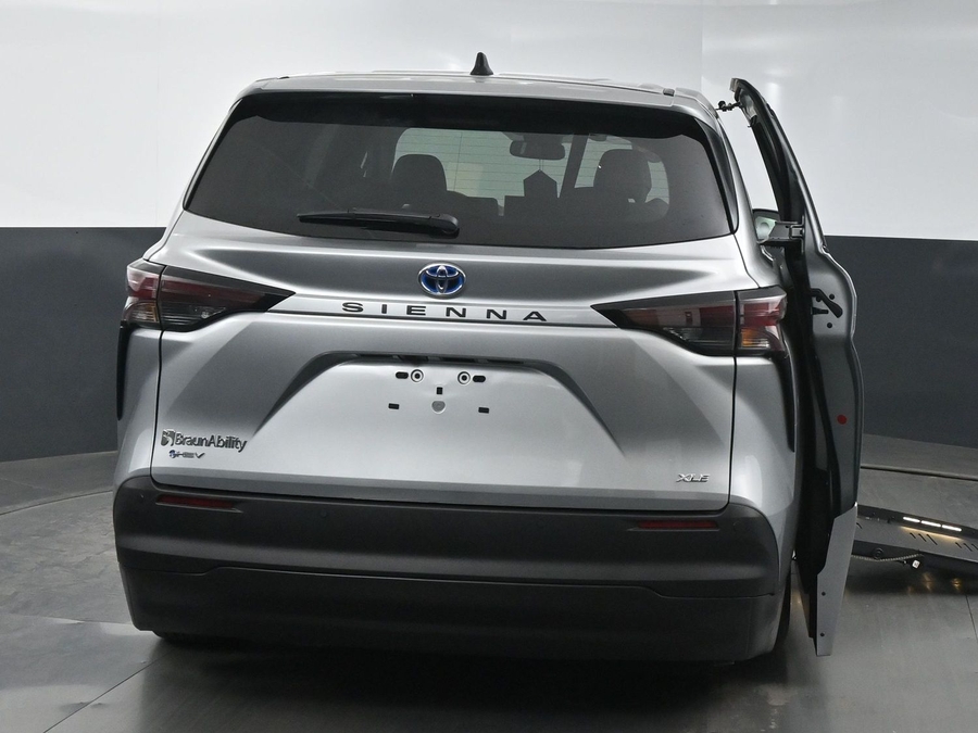 New 2025 Toyota Sienna Hybrid XLE Base - BraunAbility Side Entry Entry Fold Out Automatic Ramp