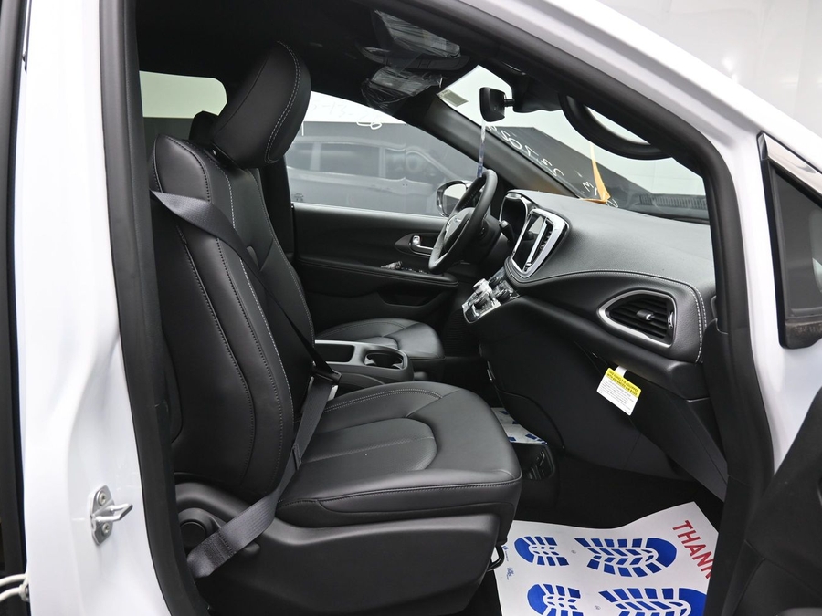 White Chrysler Pacifica image number 11