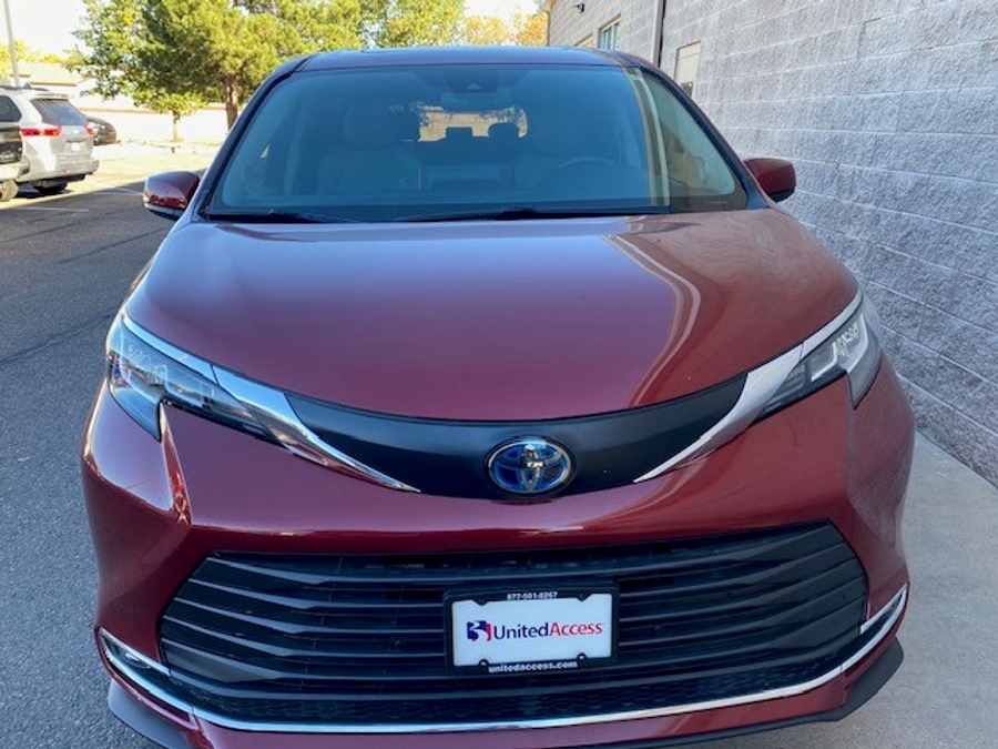 Used 2021 Toyota Sienna Hybrid XLE Plus - BraunAbility Side Entry Entry Fold Out Automatic Ramp