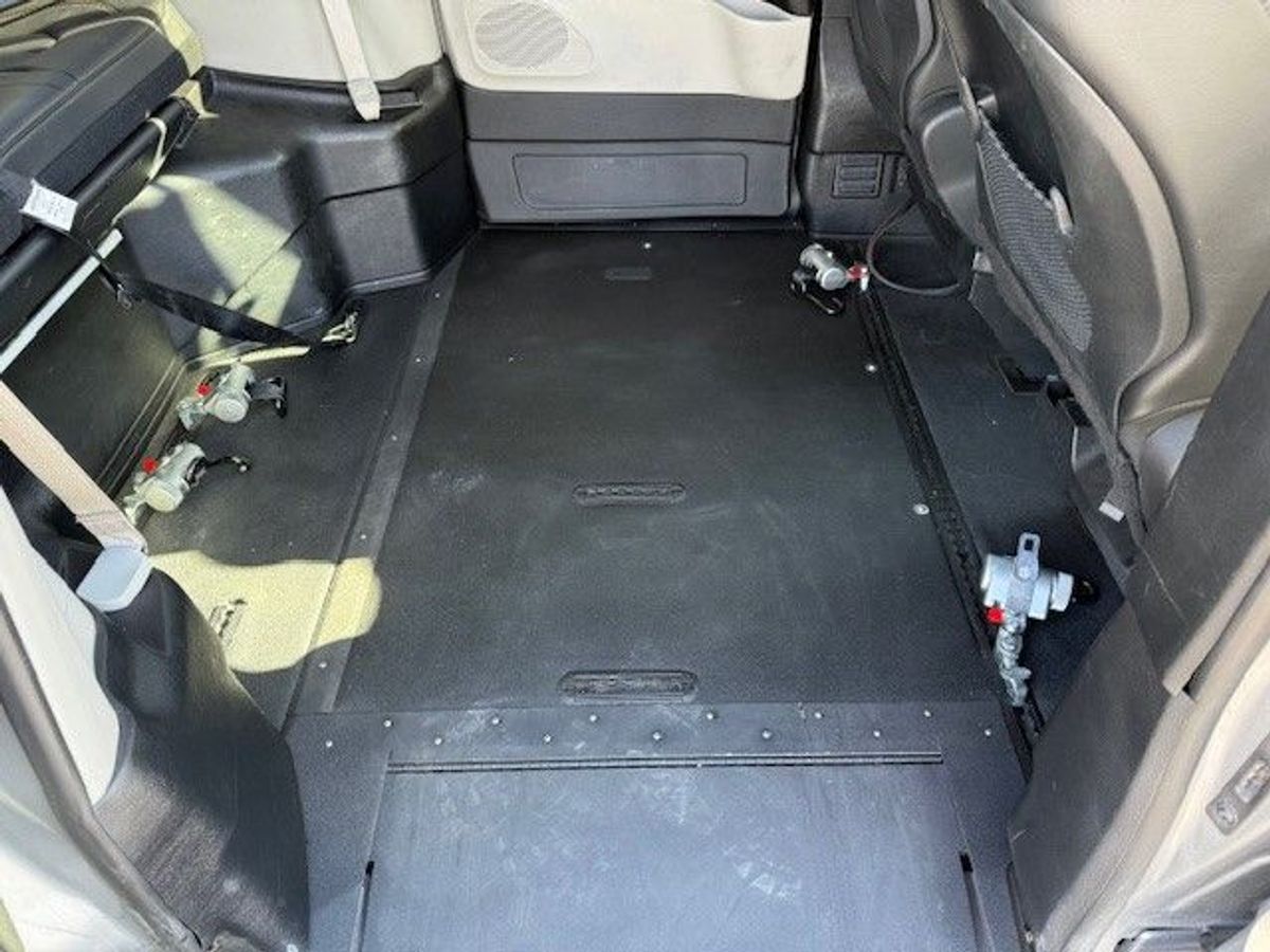 Silver Chrysler Pacifica image number 1