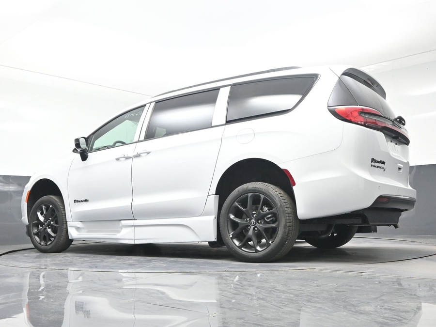 White Chrysler Pacifica image number 17
