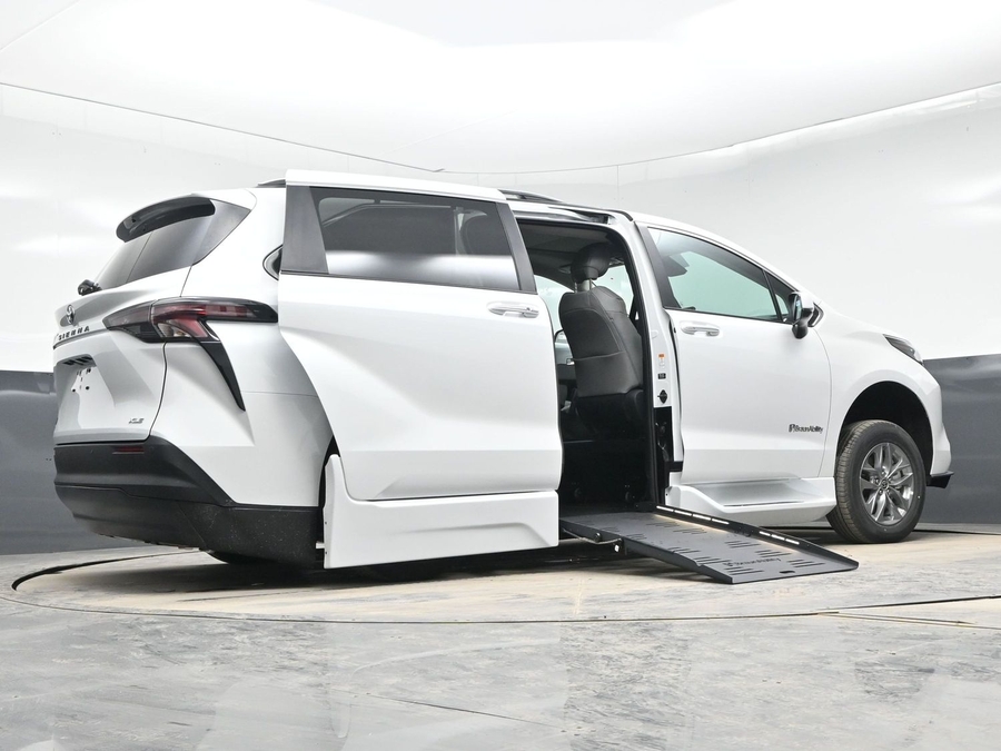New 2026 Toyota Sienna Hybrid XLE Base - BraunAbility Side Entry Fold Out Automatic Ramp