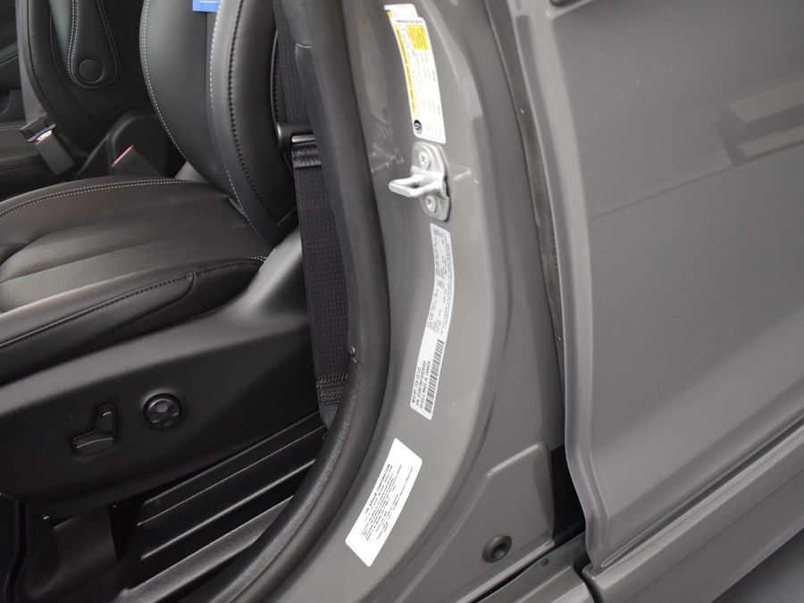 New 2025 Chrysler Pacifica Select Safety - BraunAbility Side Entry Entry In Floor Automatic Ramp