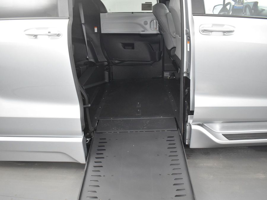 New 2025 Toyota Sienna Hybrid XLE Plus - BraunAbility Side Entry Entry In Floor Automatic Ramp