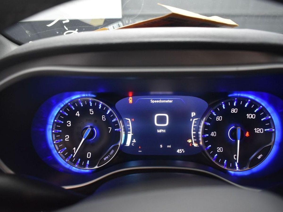 Black Chrysler Pacifica image number 15