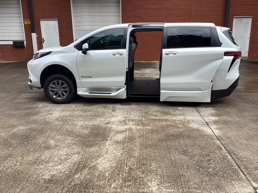 White Toyota Sienna image number 8