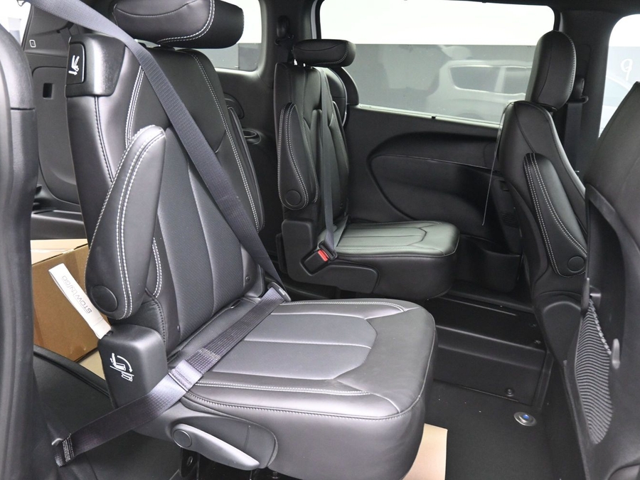White Chrysler Voyager image number 17